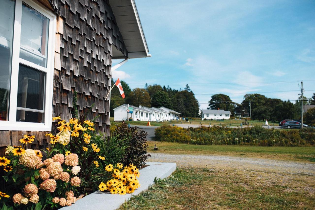 Friars Bay Inn & Cottages Welshpool Eksteriør bilde