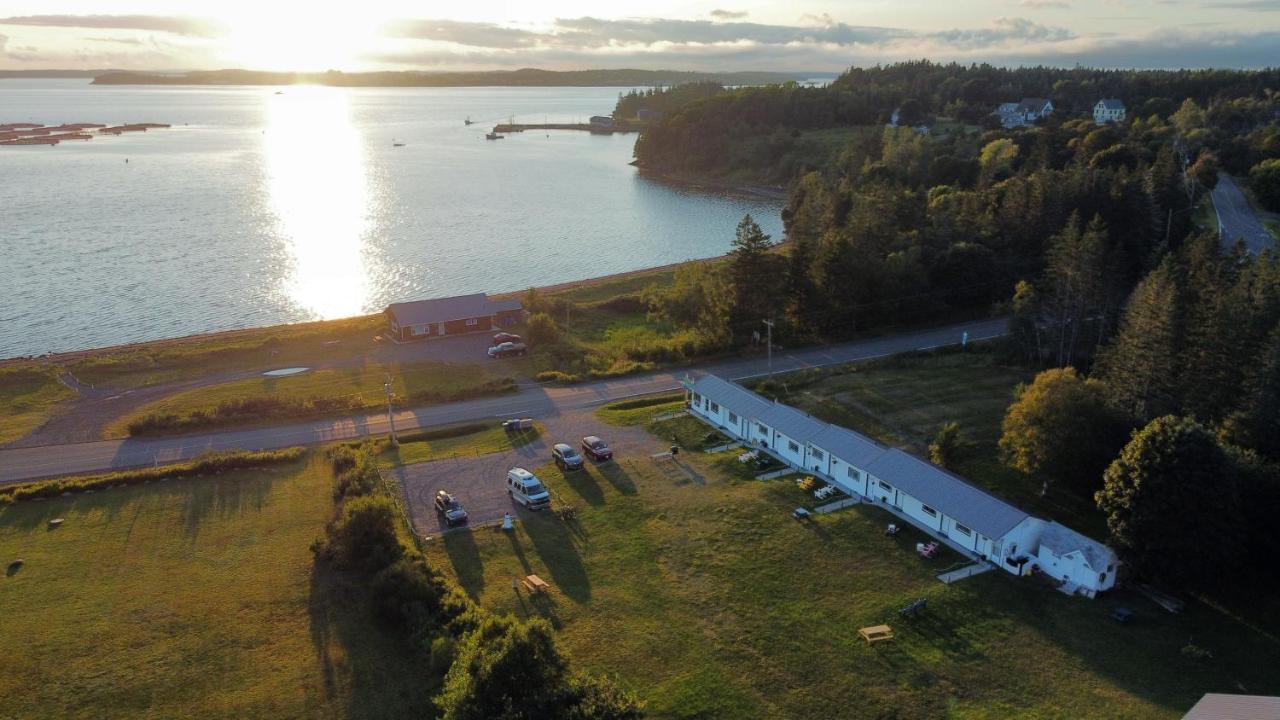 Friars Bay Inn & Cottages Welshpool Eksteriør bilde